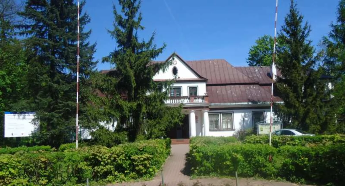 Historyczny dwór w Krzywdzie – rusza remont dachu