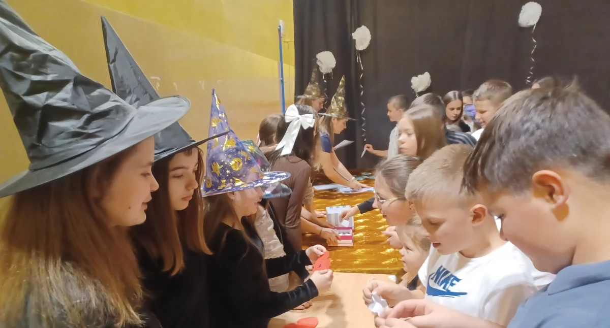 Magia Andrzejek w szkole w Wólce Domaszewskiej! Kolorowe wróżby, pyszne ciasta i radosna zabawa