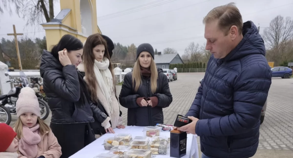 Wielkie serca dla Mateusza Drosia! Ciasta znikały w mgnieniu oka przy kościele w Zofiborze!
