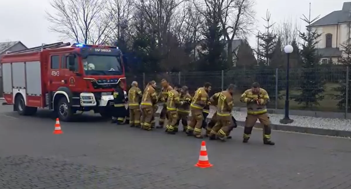 Niezwykła akcja strażaków. OSP KSRG Okrzeja wspiera zbiórkę dla Amelki [WIDEO]
