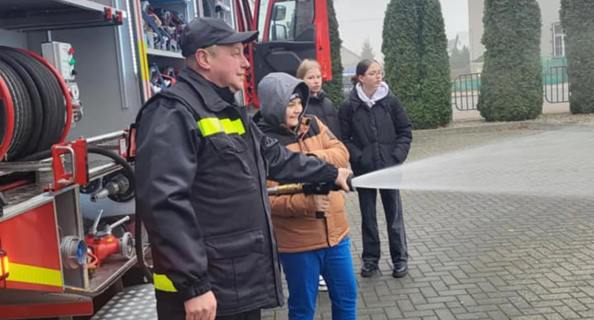 Pierwsza pomoc i strażackie wyzwania. Uczniowie Tuchowicza z wizytą w OSP [ZDJĘCIA]