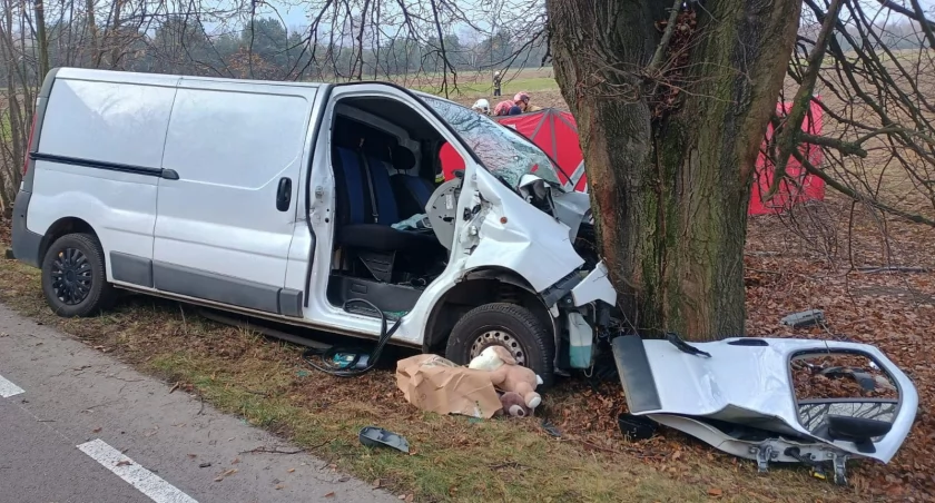 Dramat na drodze w gminie Krzywda. Bus rozbity, 19-latek poszkodowany