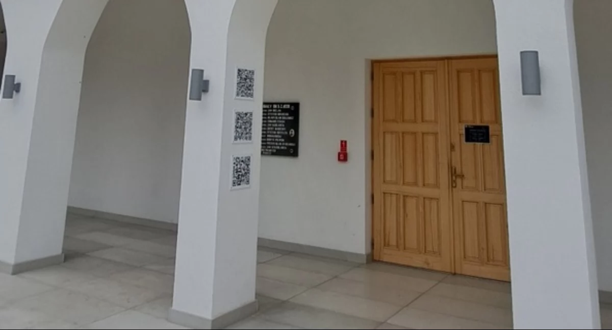 Tajemnicze tabliczki w gminie Adamów. Odkryj lokalną historię i atrakcje dzięki kodom QR!