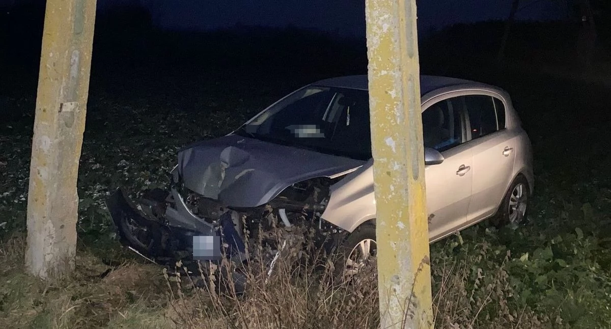 18-letnia kierująca Oplem rozbija auto na słupie trakcji! Dwie osoby w szpitalu