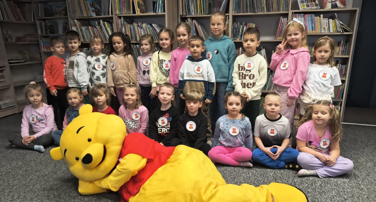 Pluszowy miś podbija serca dzieci z Dębowicy! Niezwykłe spotkanie w bibliotece w Trzebieszowie