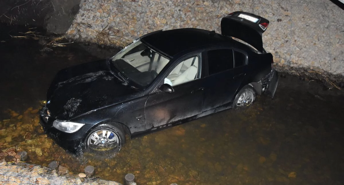 18-latek z gminy Łuków wpadł BMW do Krzny! Śmigłowcem LPR trafił do szpitala [WIDEO CZYTELNIKA]