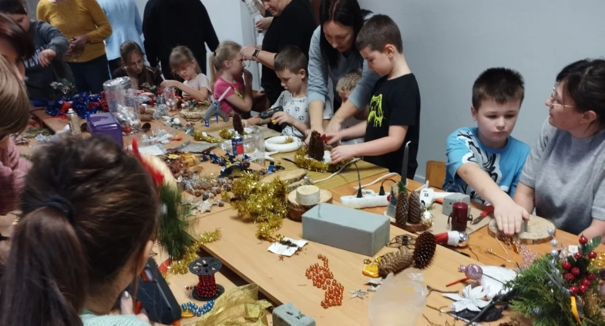 Świąteczne warsztaty w Siedliskach. Uczniowie i rodzice tworzą magię świąt!