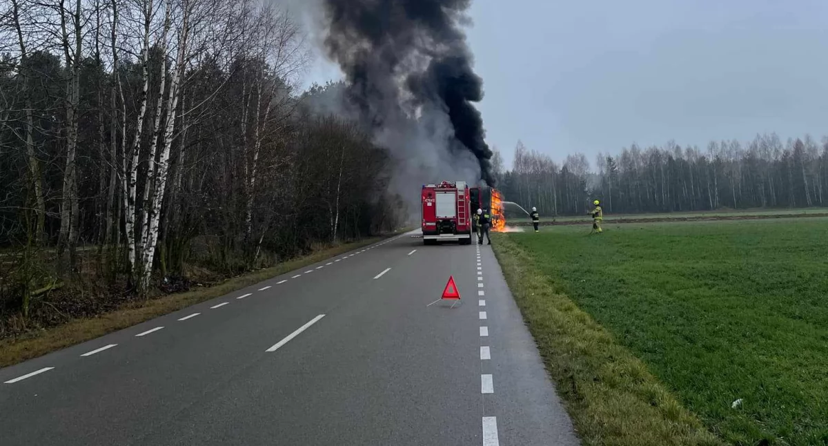 Ogromny pożar busa na drodze powiatowej! Dym widoczny z daleka, ruch utrudniony [ZOBACZ WIDEO]