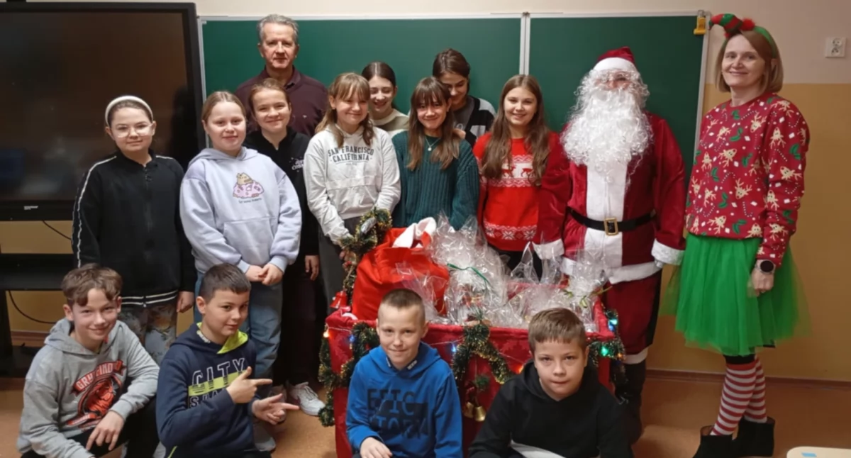 Świąteczna niespodzianka w ZS Wojcieszkowie! Mikołaj odwiedził uczniów i nauczycieli