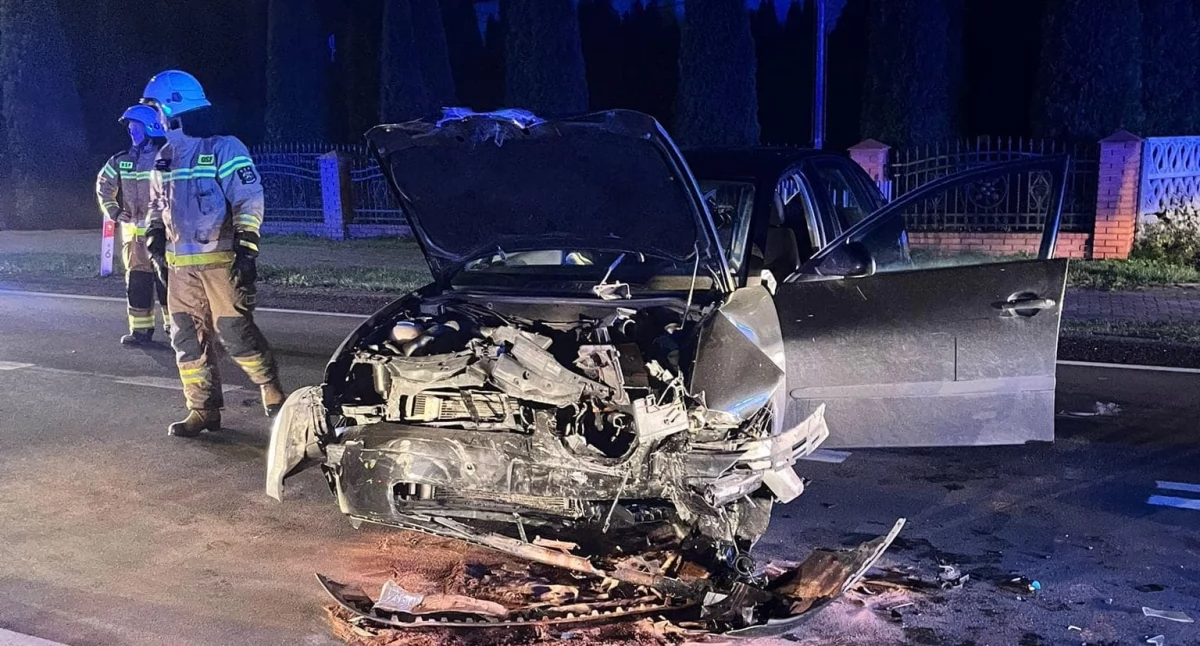 Poważny wypadek na drodze wojewódzkiej w Dębowicy. Dwie osoby ranne w zderzeniu aut!