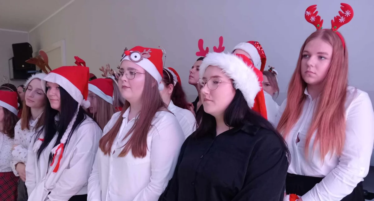 Ćwierć wieku świątecznej radości! ZS nr 2 w Łukowie po raz 25. organizuje Mikołajki dla DPS [ZDJĘCIA]