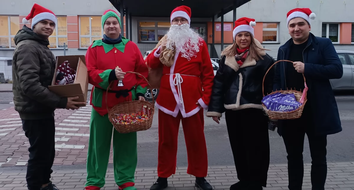 Stowarzyszenie Przyjazny Łuków rozdało radość! Mikołaj i Elf odwiedzili dzieci i dorosłych [ZDJĘCIA]