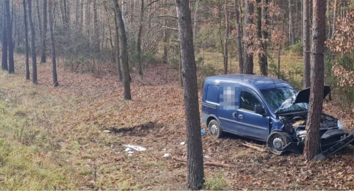 Opel Combo uderzył w drzewo.  76-latek walczy o życie!