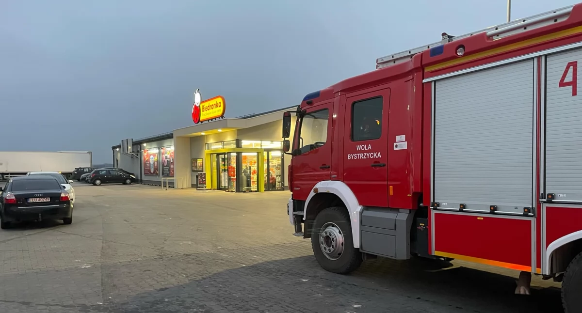 Wozy strażackie podjechały pod market Biedronka! Co się wydarzyło?