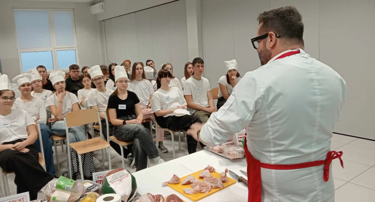 Marcin Budynek uczy gotować w ZS nr 2 w Łukowie. Drób w roli głównej [ZDJĘCIA]