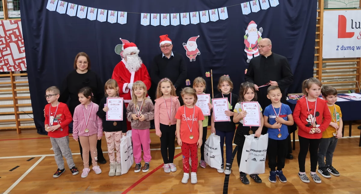 Pizza, medale i sportowa rywalizacja. Jeleniec bawił się na Sportowych Mikołajkach [ZDJĘCIA]