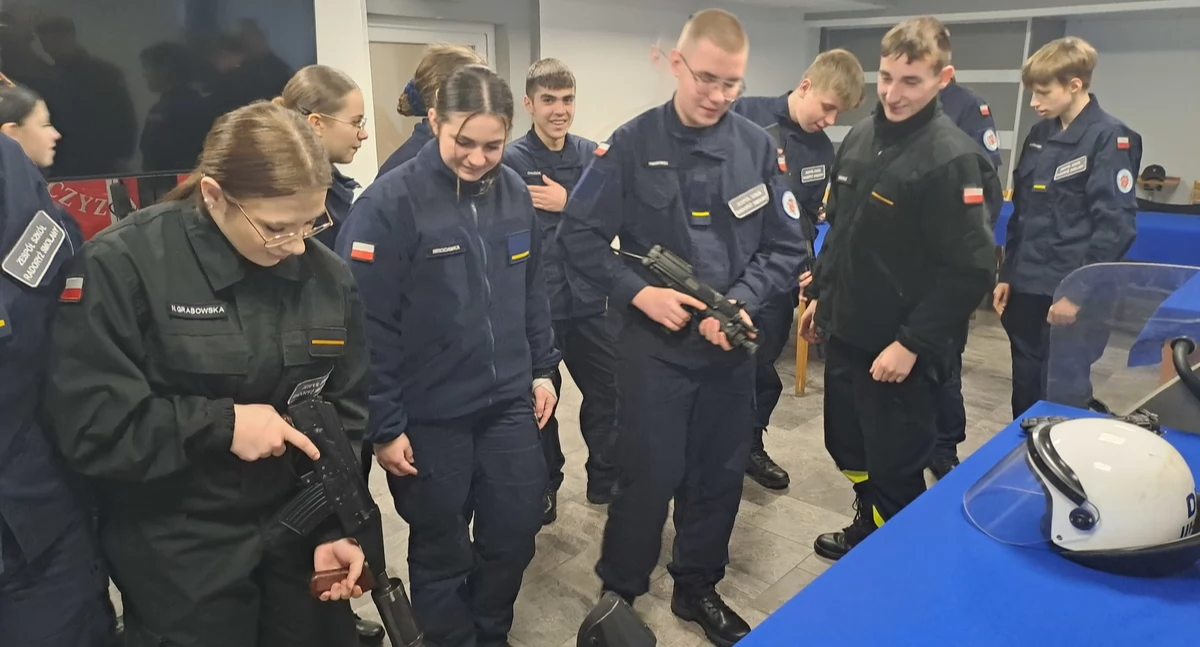 Marzą o mundurze. Uczniowie klasy policyjnej odwiedzili Komendę Powiatową Policji w Łukowie