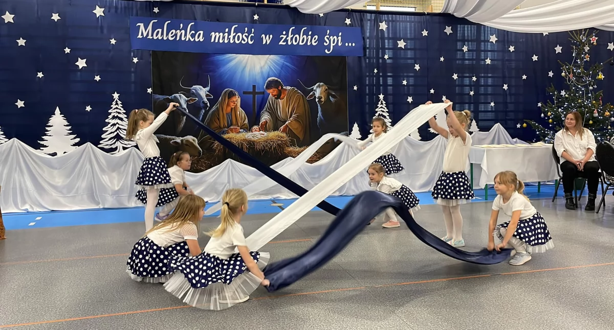 „Maleńka miłość w żłobie śpi…” – Magiczne jasełka w Szkole Podstawowej w Zastawiu