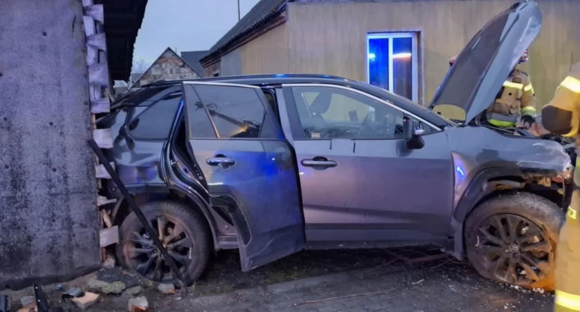 Samochód wjechał w dom w Adamowie. Dwie osoby w szpitalu