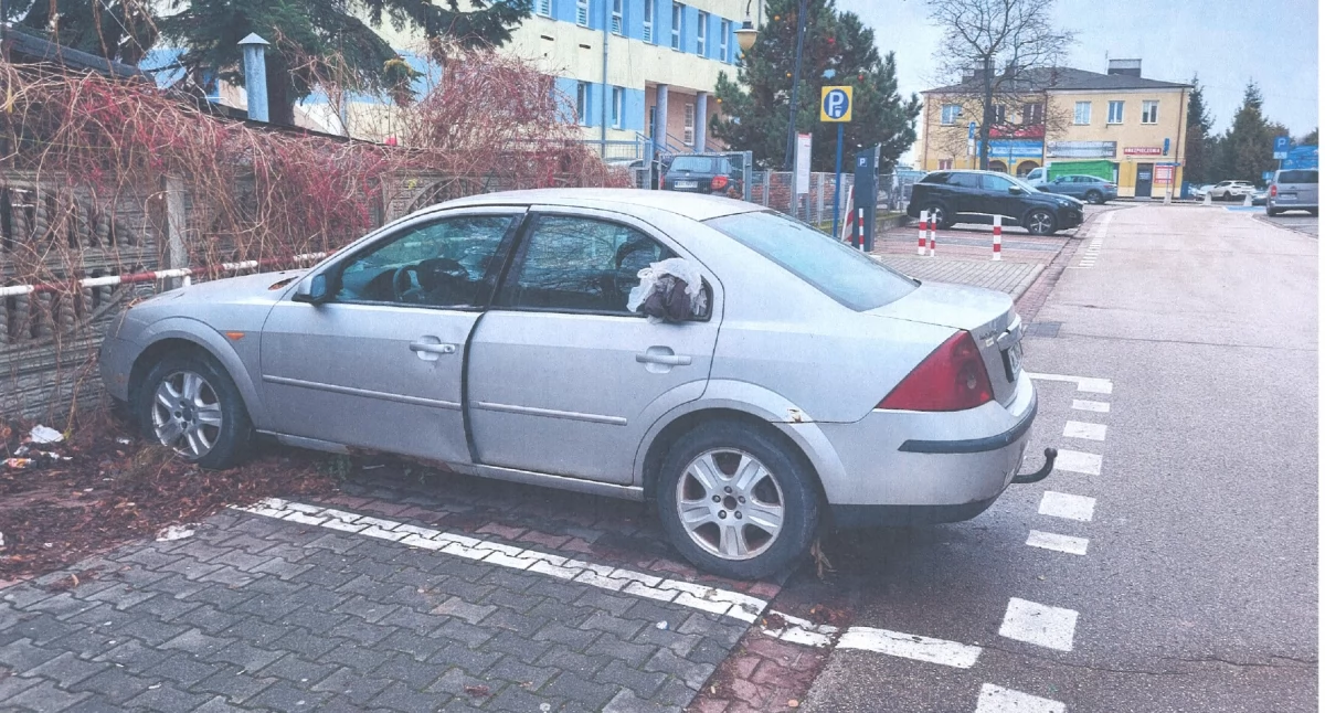 Kolejny wrak zniknie z parkingu w Łukowie? Mieszkańcy ul. Ojców Pijarów czekają na reakcję!