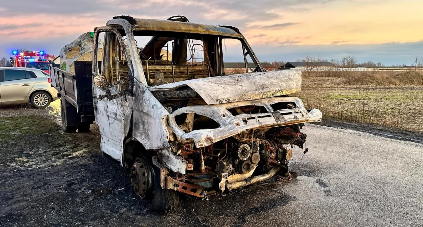 Pożar busa w Goździe! Pojazd całkowicie spalony, kierowca cudem uniknął tragedii