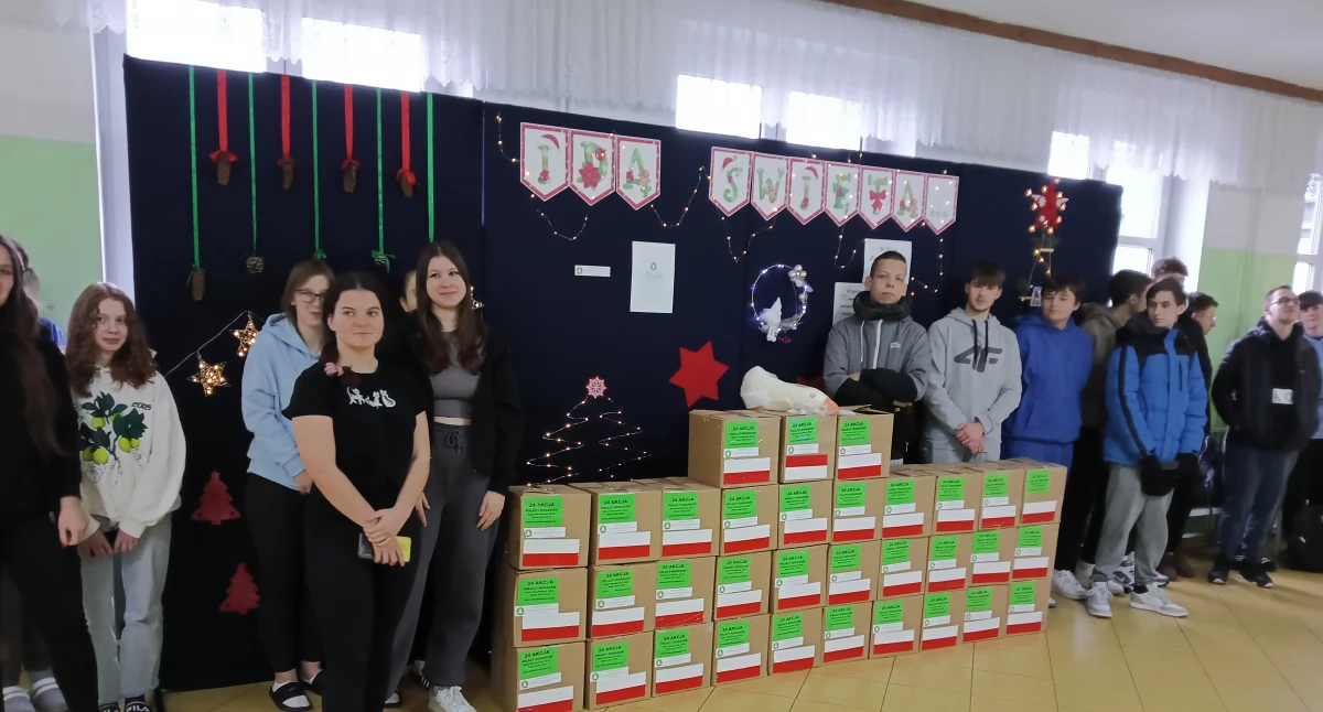 Polacy wspierają Rodaków. 33 paczki noworoczne od uczniów ZS nr 1 w Łukowie trafią na Ukrainę