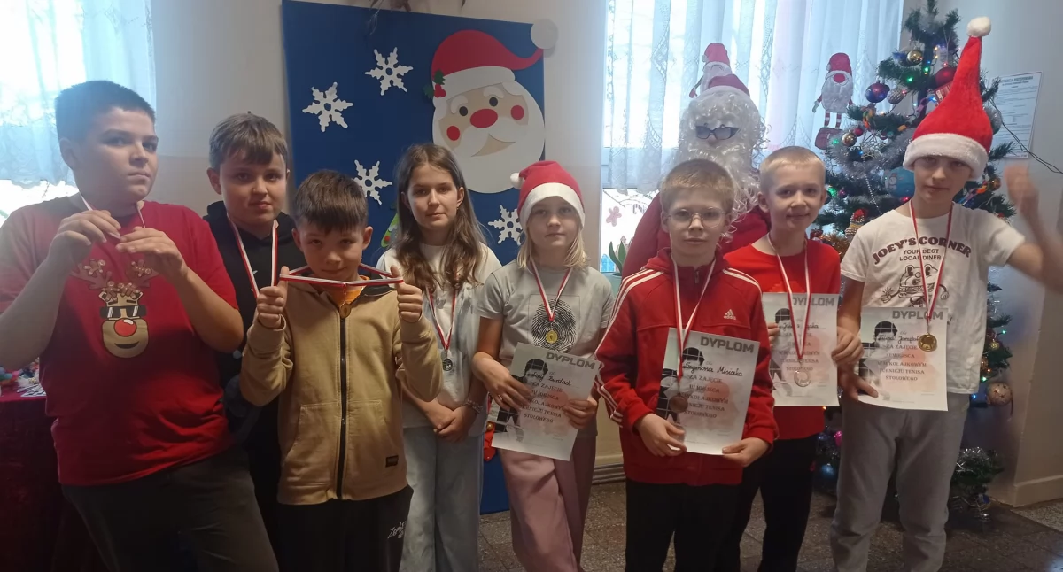 Sportowa rywalizacja i emocje w Woli Bystrzyckiej. Mikołajkowy turniej tenisa stołowego 2024 [ZDJĘCIA]