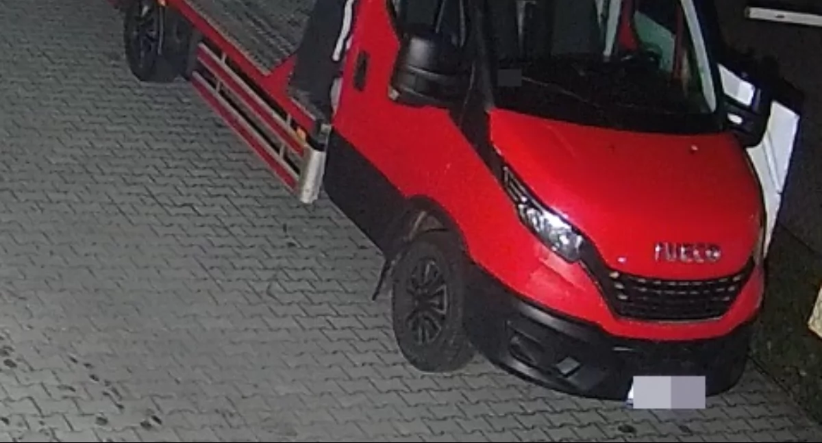 Kradzież lampy ostrzegawczej w Radzyniu Podlaskim. Złodziej wpadł przez monitoring!
