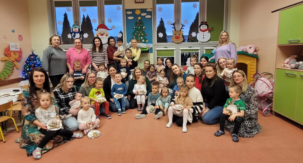 Rodzinne warsztaty w Zespole Szkolno-Przedszkolnym w Łukowie. Pierniczki, kolędy i niezapomniana zabawa!