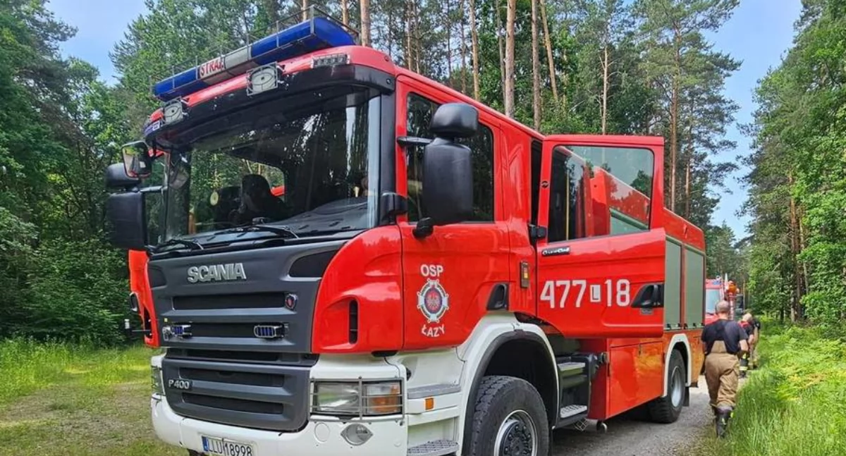 Karetka utknęła z pacjentem w środku. Strażacy z Łazów pomogli wydostać ją z opresji!