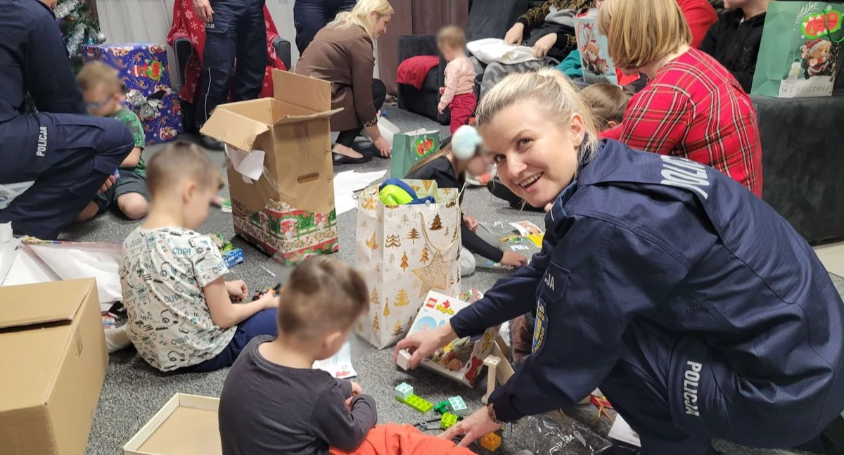 Policjanci z Łukowa w roli pomocników Świętego Mikołaja! Dzieci z Adamowa nie kryły radości