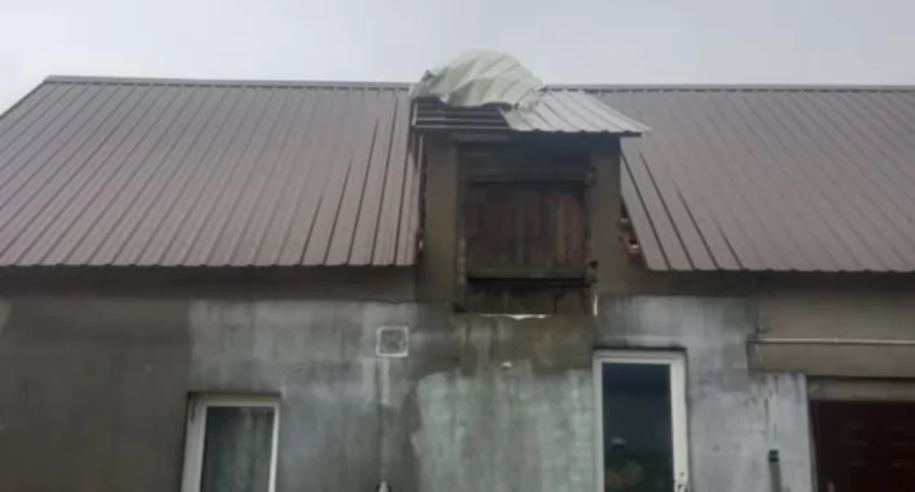 Silny wiatr uszkodził dach domu w powiecie łukowskim. Na miejscu interweniowali strażacy