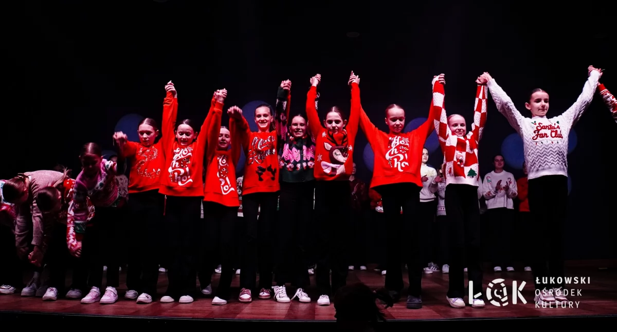 Tancerze z ŁOK Dance Factory oczarowali publiczność podczas wyjątkowego świątecznego pokazu [DUŻO ZDJĘĆ]