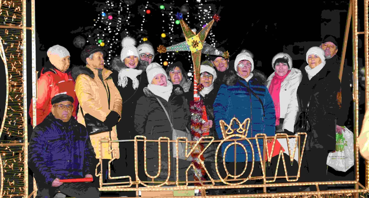 Wigilia Miejska Łuków: kolędowanie, łamanie się opłatkiem, życzenia i potrawy wigilijne.  