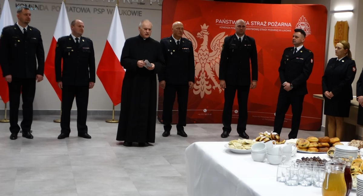 Spotkanie wigilijne w Komendzie PSP Łuków: strażacy i emeryci wspólnie świętowali