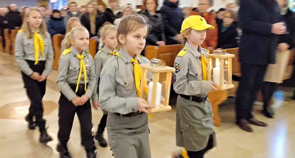 Betlejemskie Światło Pokoju w Parafii św. Brata Alberta. Symbol miłości już z nami