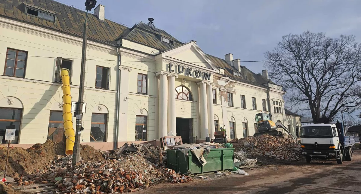 Dworzec w Łukowie w trakcie rewitalizacji. Burmistrz Piotr Płudowski reaguje na falę krytyki