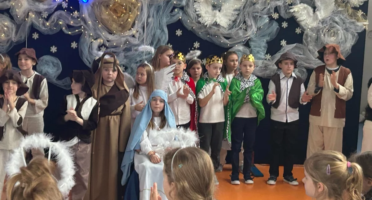 Świąteczne jasełka w Szkole Podstawowej nr 3 w Łukowie. Uczniowie świętują w magicznej atmosferze [WIDEO]