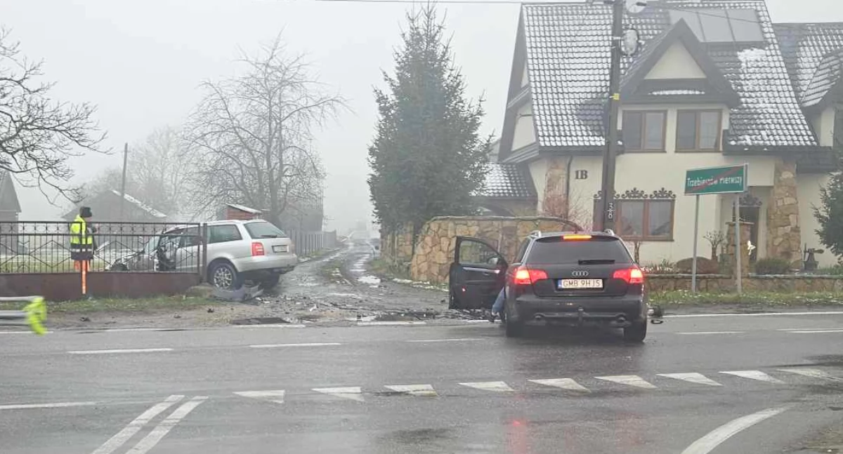 Groźny wypadek w Trzebieszowie Drugim. Audi w płocie, samochód blokował drogę
