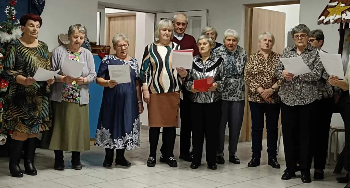 Seniorzy i władze gminy Wojcieszków razem na opłatkowej Wigilii w Woli Burzeckiej [ZDJĘCIA]