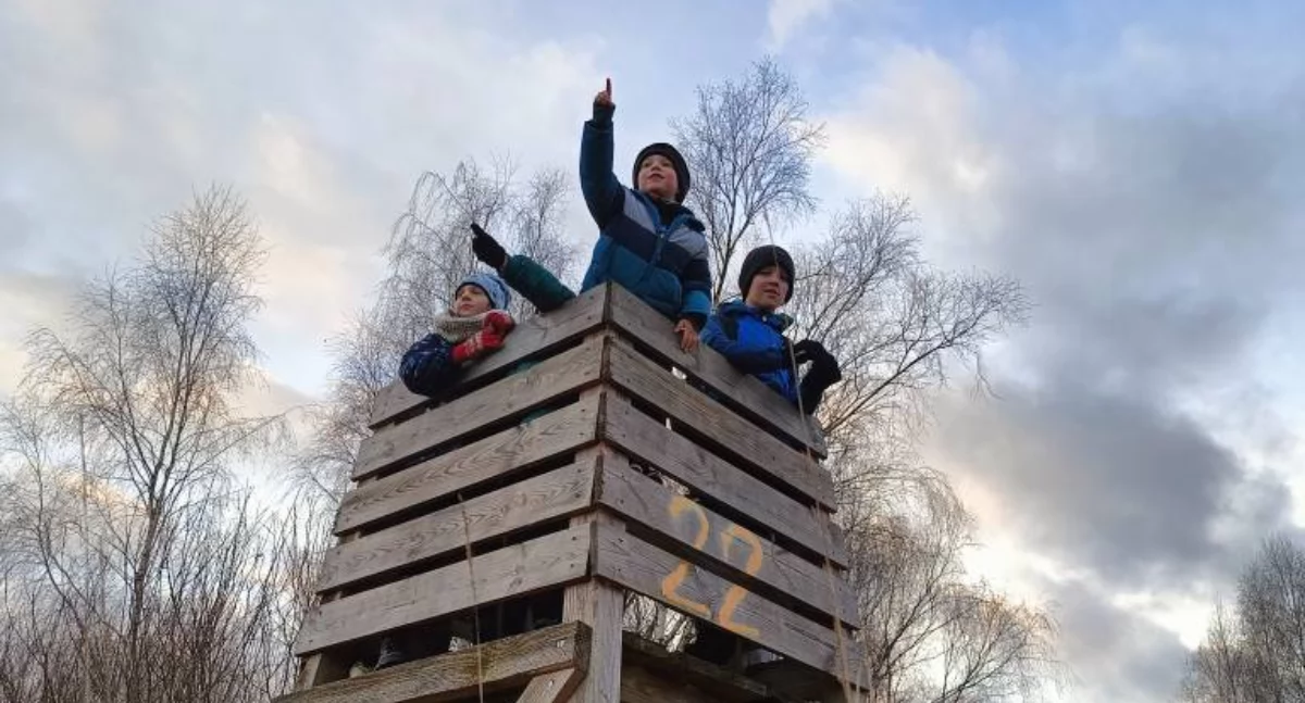 Rodzinny survival w Trzebieszowie. Ojcowie i dzieci zmierzyli się z naturą [GALERIA]