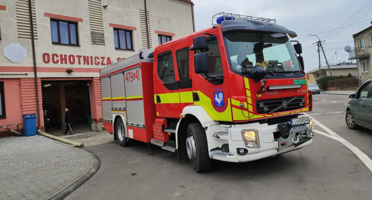 Zagrożenie na drodze w święta! Plama w Zabielu unieszkodliwiona przez strażaków