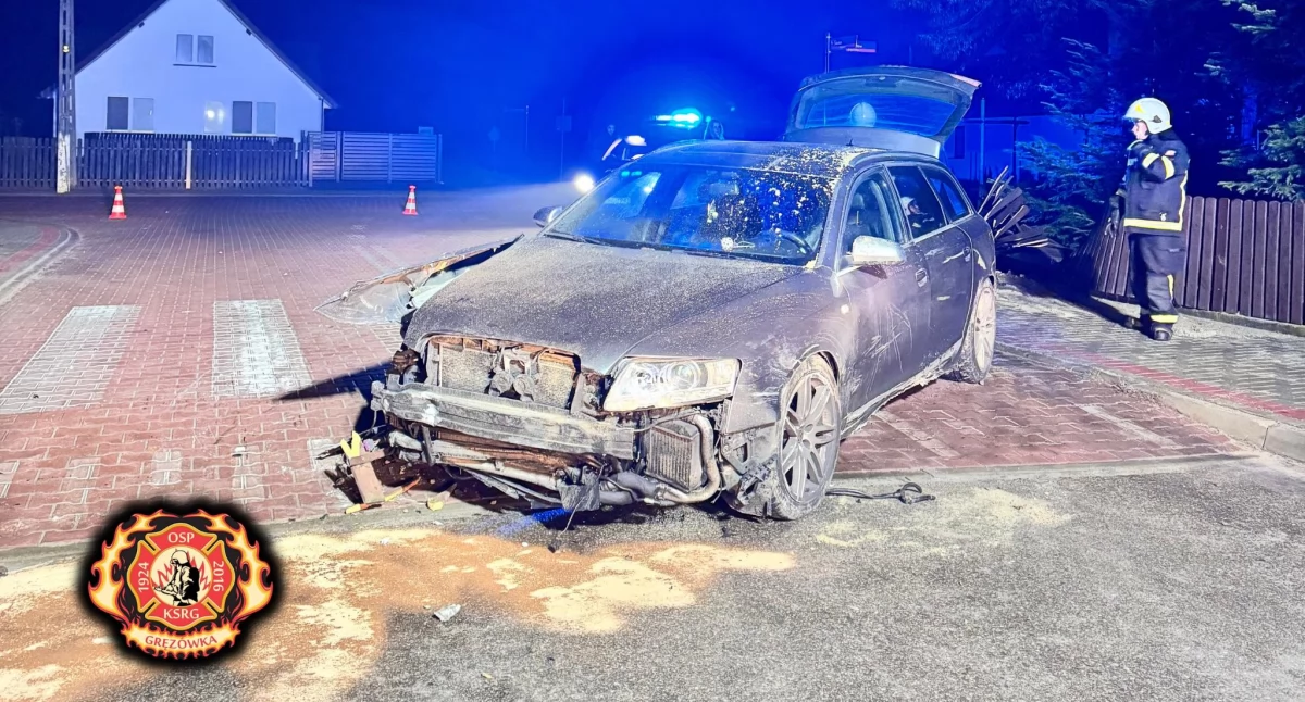 Niebezpieczna noc na ul. Szkolnej w Gręzówce. 18-latek rozbił Audi na słupie i ogrodzeniu