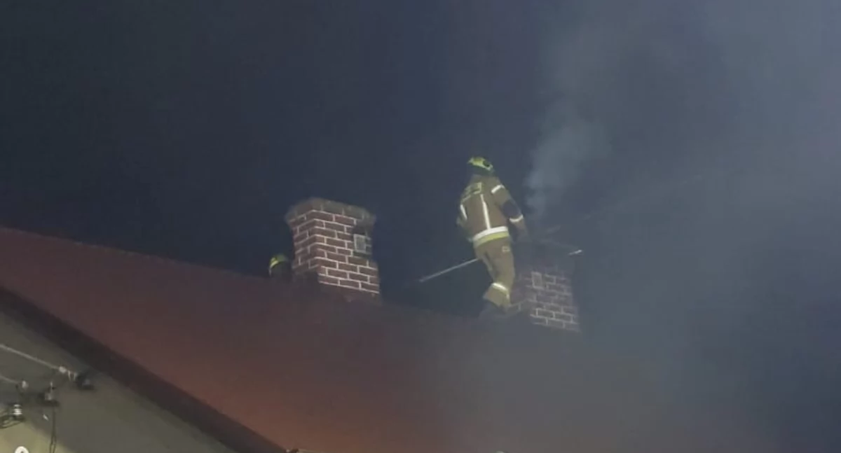 Nocny pożar w Grudzi. Płonąca sadza w kominie postawiła straż na nogi
