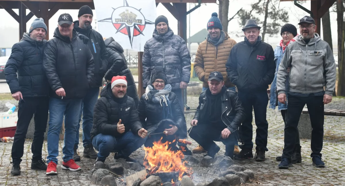 Motoweterani uczcili Powstanie Wielkopolskie. Ognisko, morsowanie i uhonorowanie Marcina Jodełko [GALERIA]