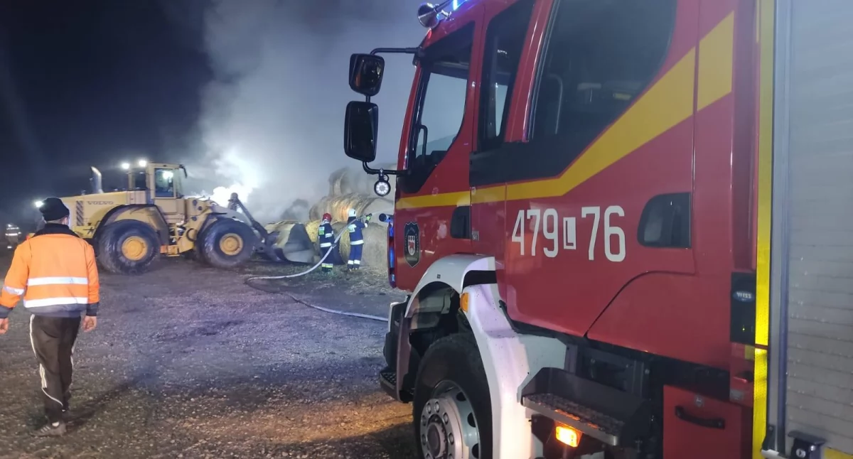 600 bel słomy w płomieniach! Pożar w Wólce Domaszewskiej strażacy gasili przez kilkanaście godzin!