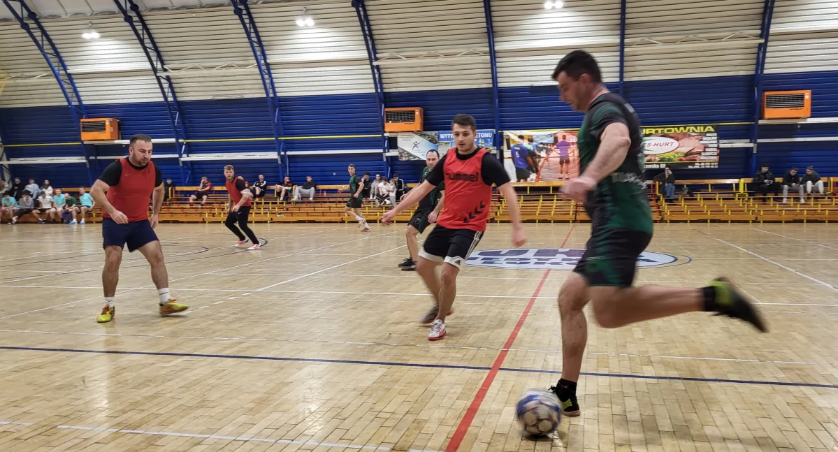 Łukowska Liga Halowej Piłki Nożnej: Wolni Strzelcy i Trójkolorowy F.C. dominują w IX i X rundzie!