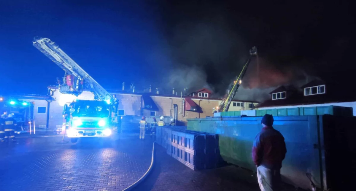 Pożar w Starych Kobiałkach. Nieoficjalnie: Ogień pojawił się w Zakładach Mięsnych [WIDEO]