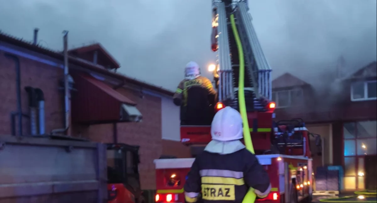 Zakład mięsny w ogniu. 17 jednostek straży walczy z pożarem w Starych Kobiałkach!