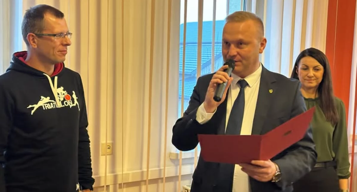 Paweł Młodzikowski uhonorowany przez gminę Adamów za sukcesy w IRONMAN!